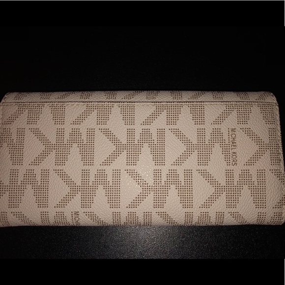 Michael Kors Monogram Wallet - Picture 5 of 5